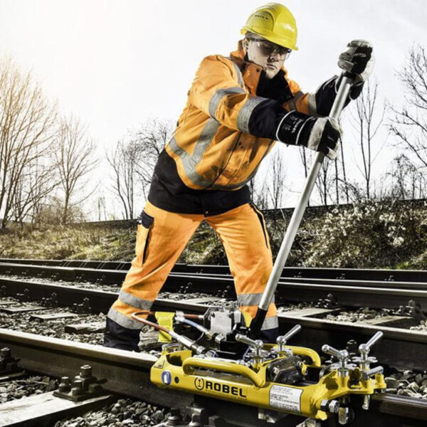 photo of a worker using the Robel Weld Shear Trimmer